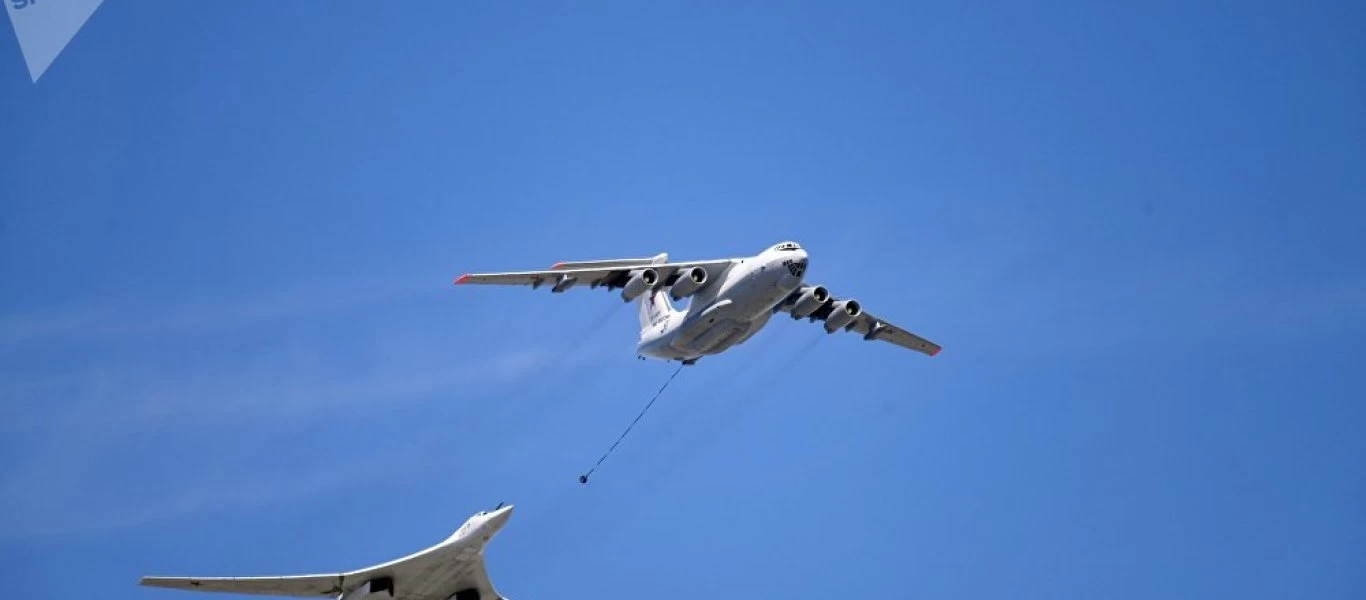 Βίντεο: Tu-160 ανεφοδιάζεται στον αέρα πετώντας για τη Νότια Αφρική